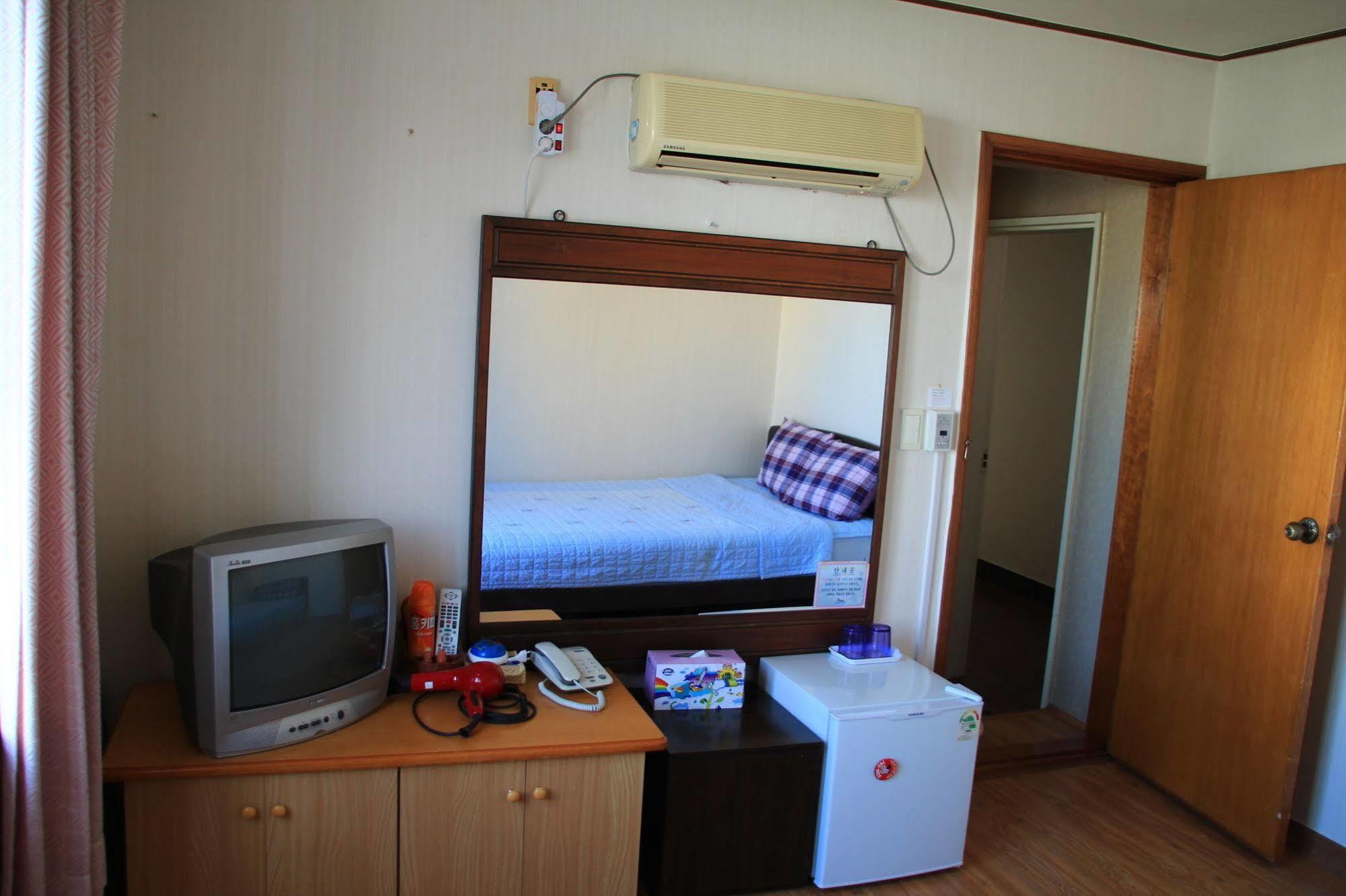 Hotel Minjoonggak à Seogwipo Extérieur photo